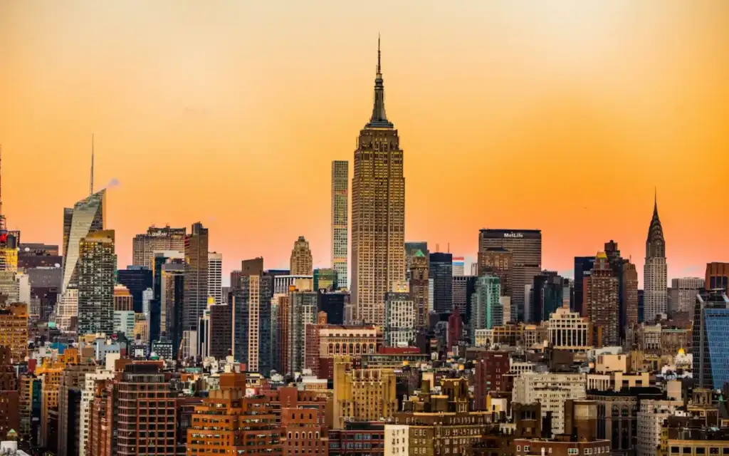 Skyline di Manhattan con l'Empire State Building al tramonto
