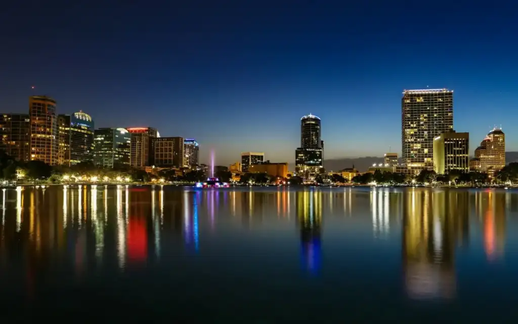 Skyline di Orlando di notte riflesso sul lago