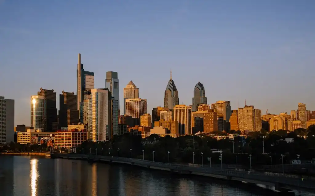 Skyline di Philadelphia al tramonto lungo il fiume Schuylkill